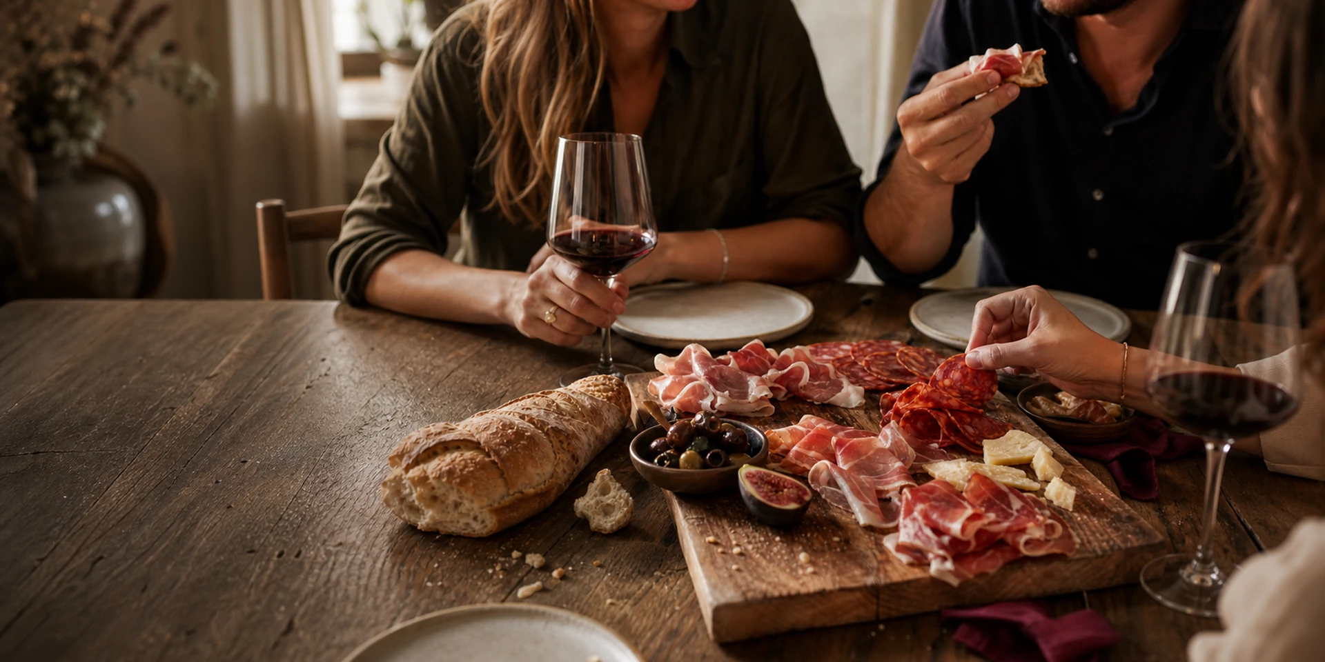 Feinkostplatte mit Wurst- und Schinkenspezialitäten, Käse und Wein